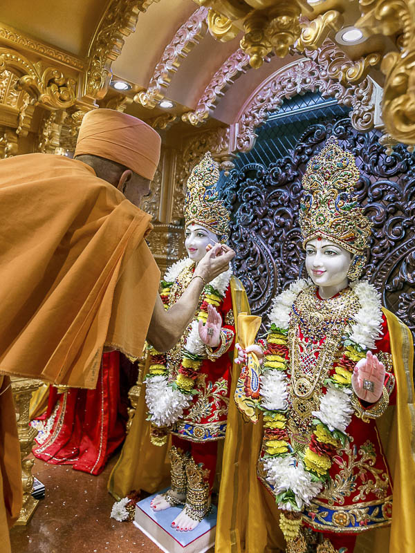 Pujya Mahant Swami performs murti-pratishtha rituals