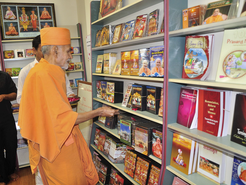 Pujya Mahant Swami visits bookstall