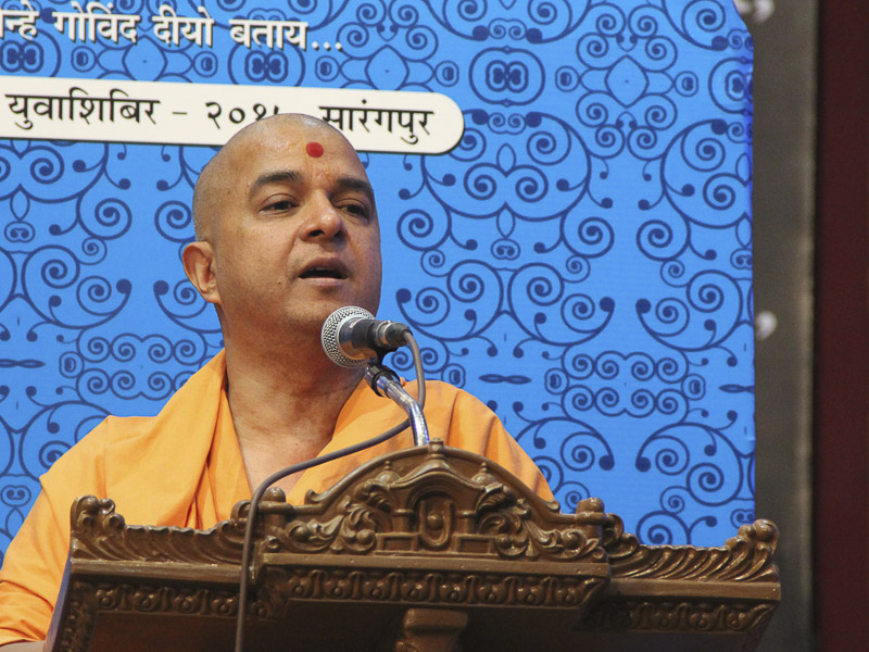 Brahmavihari Swami addresses the shibir