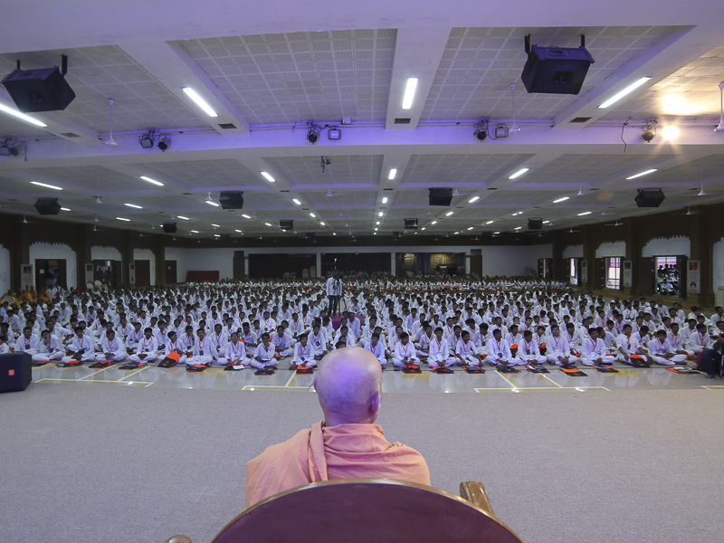 Pujya Vivkesagar Swami addresses the shibir