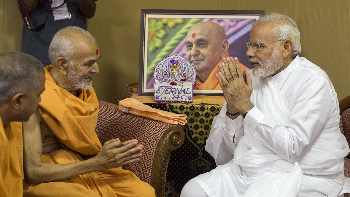 PM Narendra Modi meets HH Mahant Swami