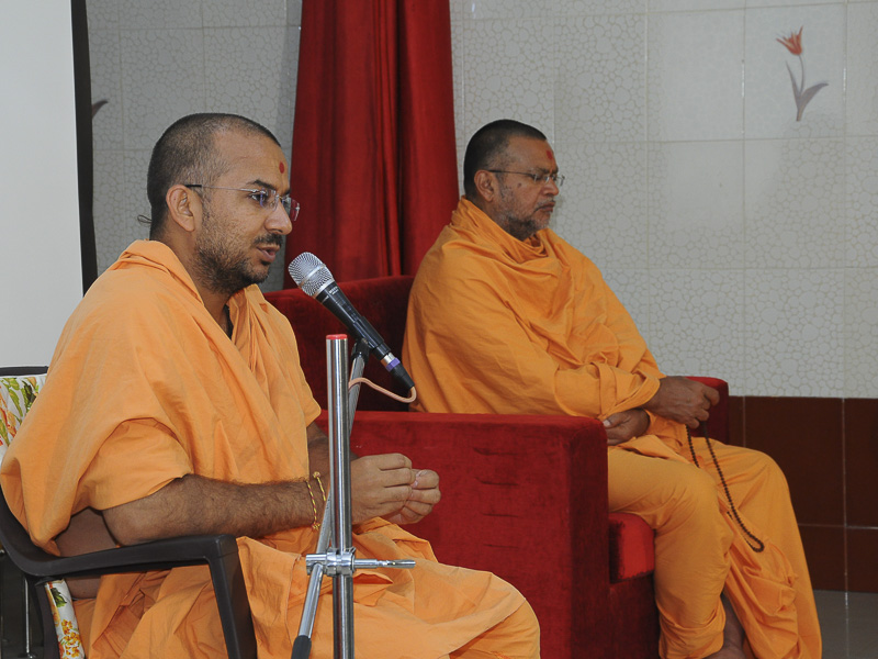 Apurvamuni Swami addresses the assembly