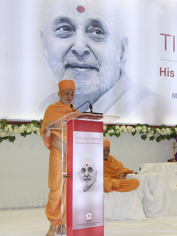 Pujya Viveksagar Swami addresses the assembly