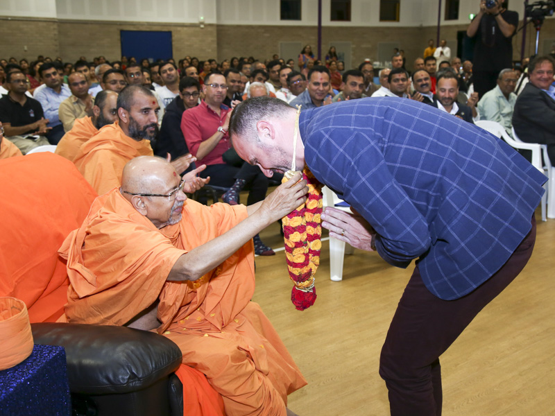 Pujya Tyagvallabh Swami blesses an invited guest