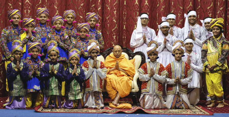 Children and youths with Pujya Tyagvallabh Swami