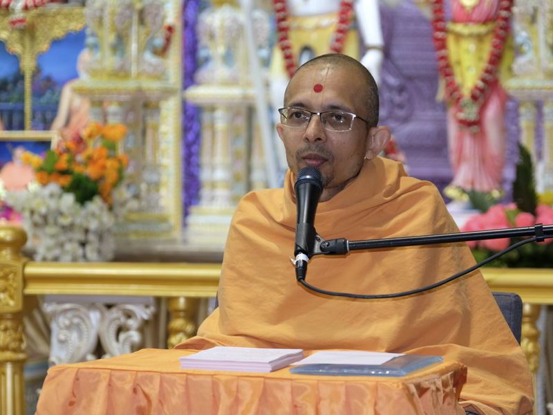 Priyaswarup Swami addresses the assembly