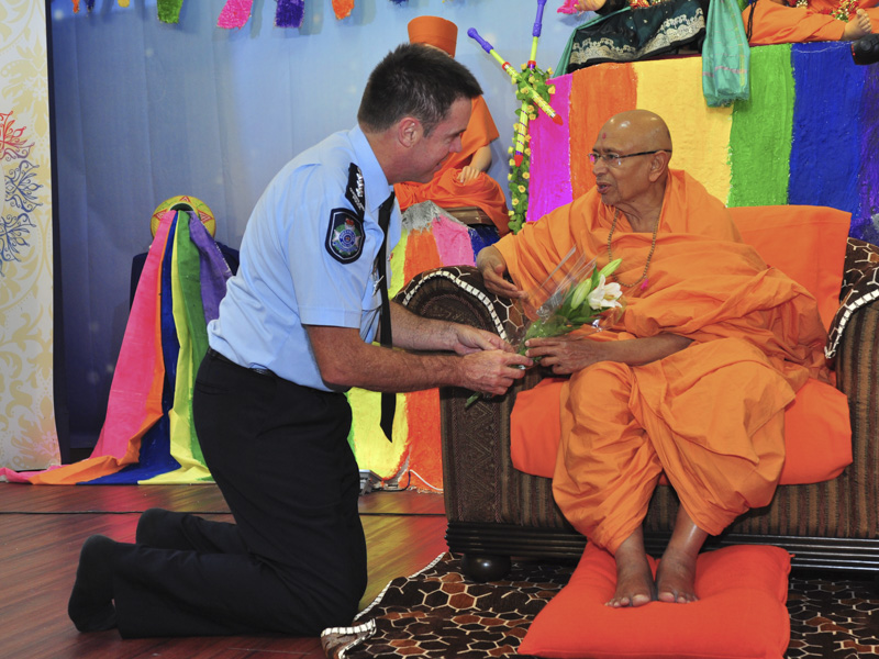 Pujya Tyagvallabh Swami blesses an invited guest