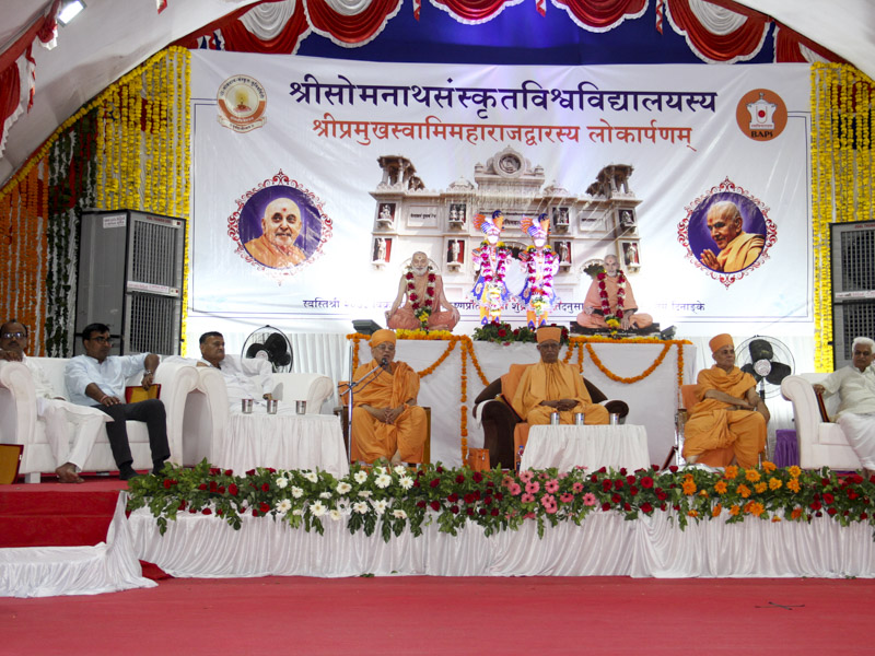 Pujya Ishwarcharan Swami addresses the assembly