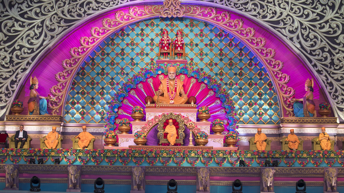 Swamishri and senior sadhus on stage