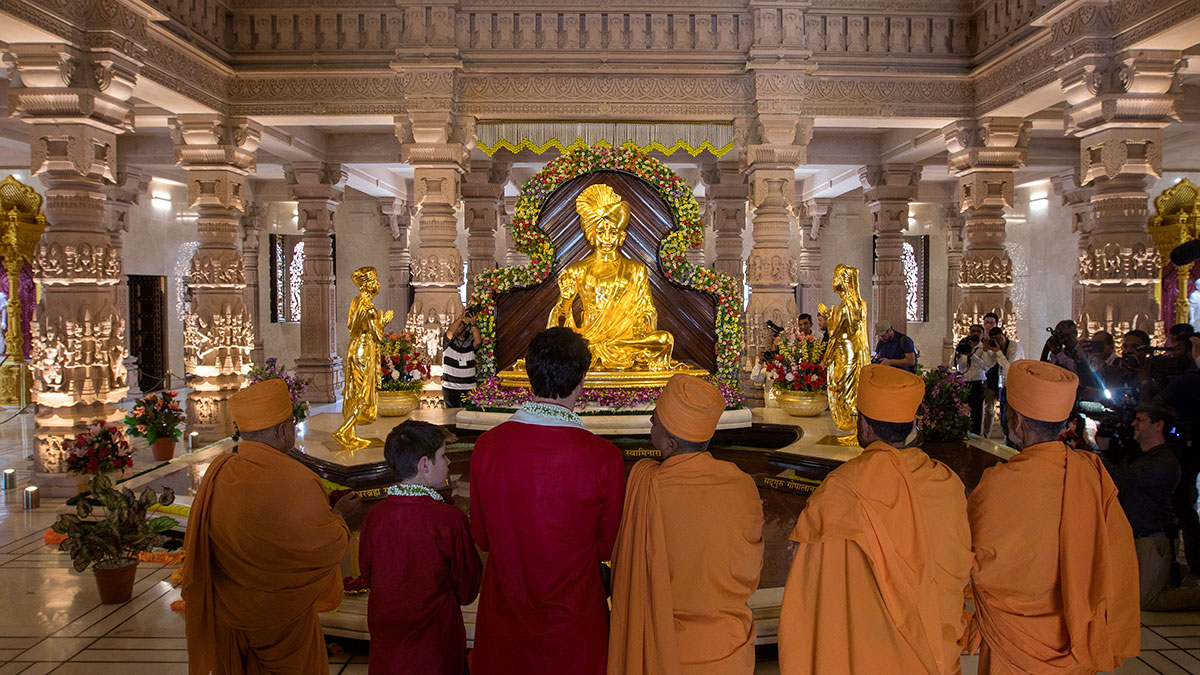 PM Justin Trudeau and sadhus doing darshan of Bhagwan Swaminarayan  