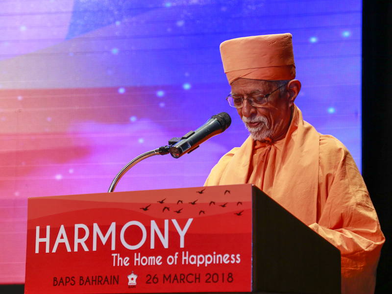 Pujya Doctor Swami blesses the assembly
