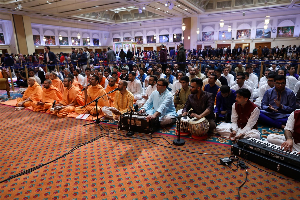 Swamis and yuvaks sang the annakut thal