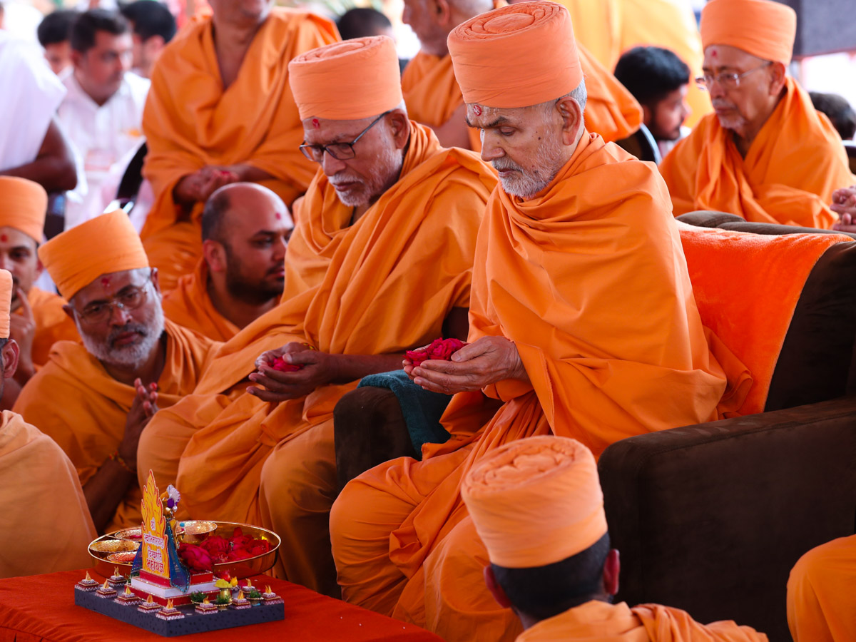 Swamishri and senior sadhus offer mantra-pushpanjali