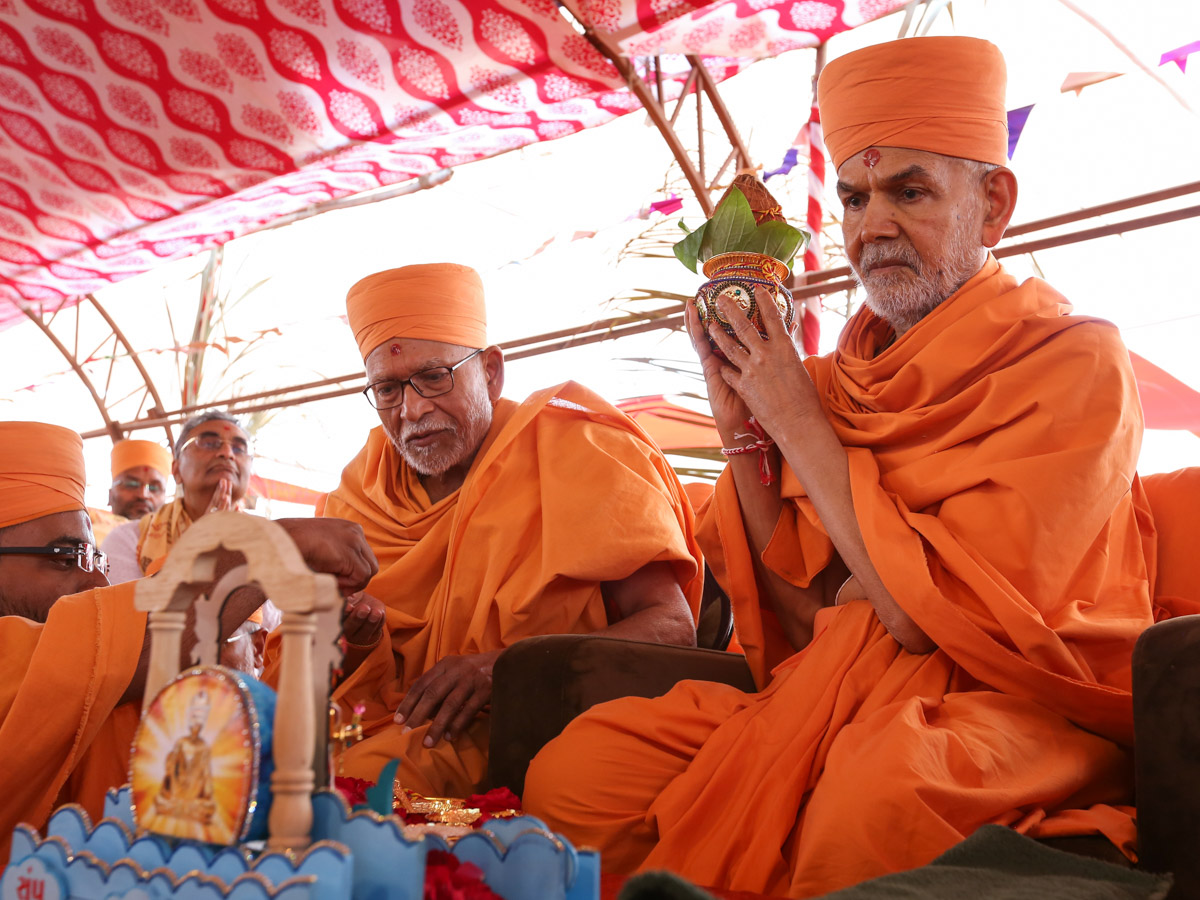 Swamishri performs yagna rituals