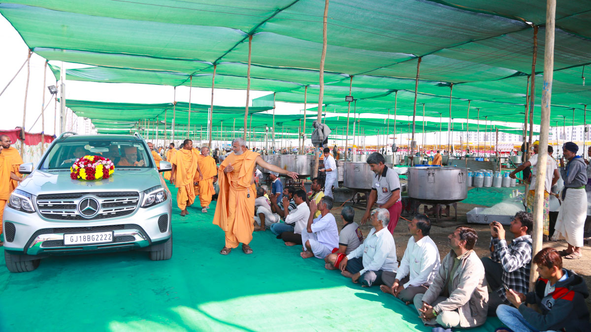 Swamishri visits various departments in Swaminarayan Nagar