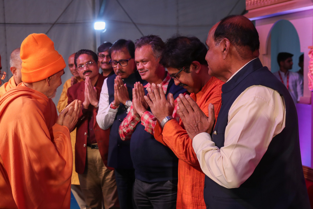 Swamishri meets invited guests on stage