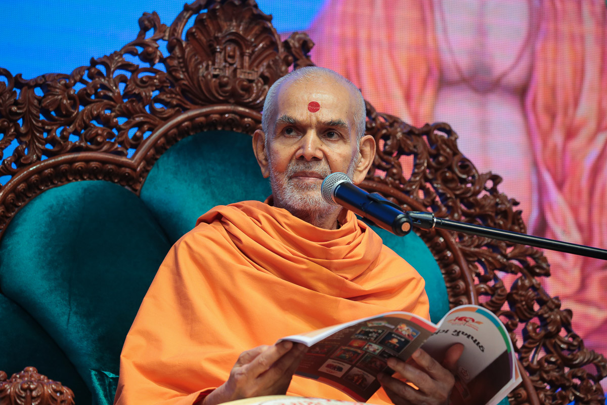 Swamishri asks questions to balaks from the Satsang Mukhpath book