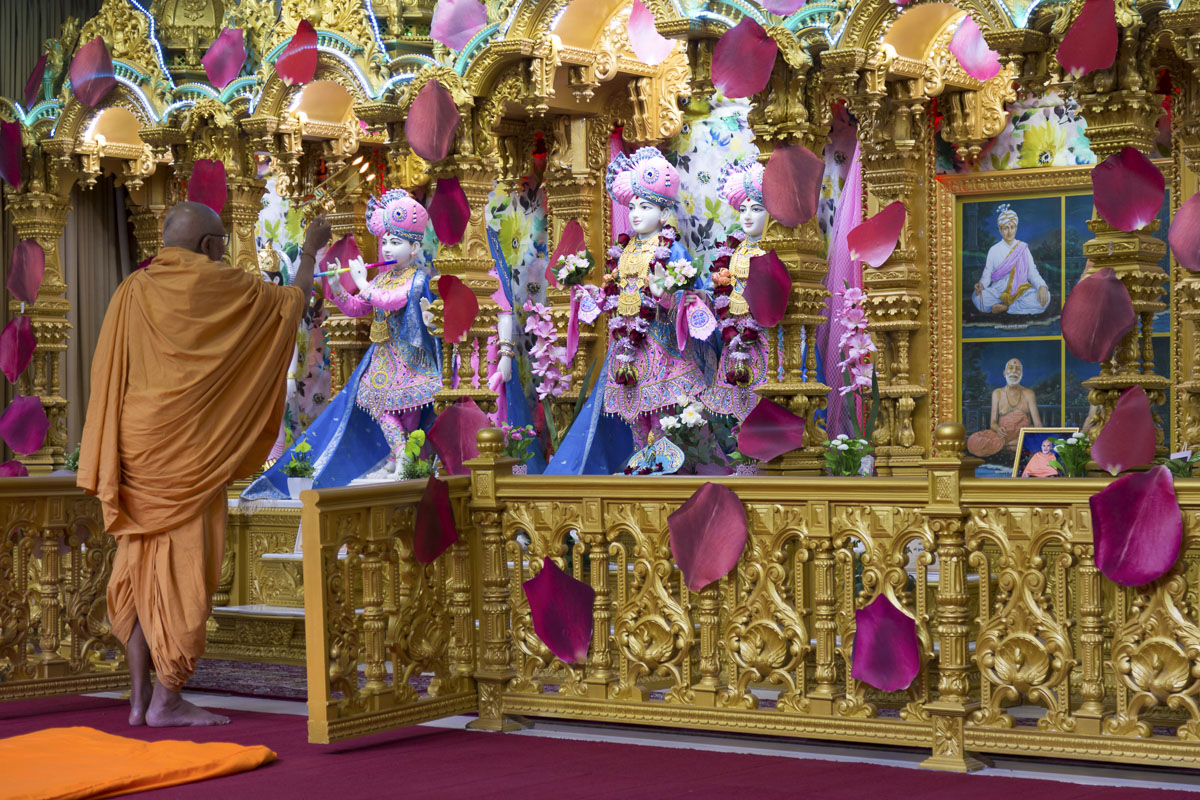 Pujya Kothari Swami performs the arti