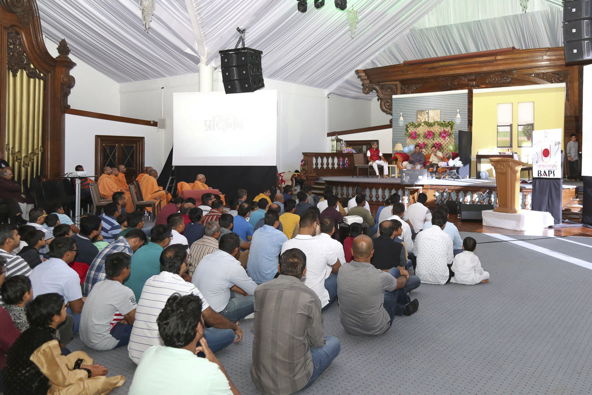 Devotees during the assembly