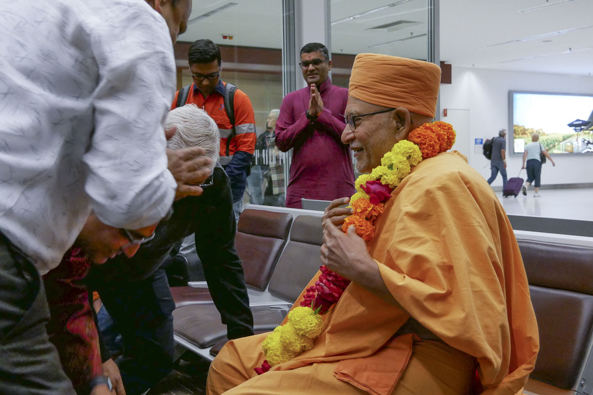 Devotees welcome Pujya Bhaktipriya Swami (Pujya Kothari Swami) at the Airport
