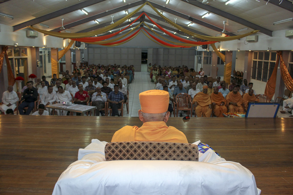 Sadhus and devotees during the assembly