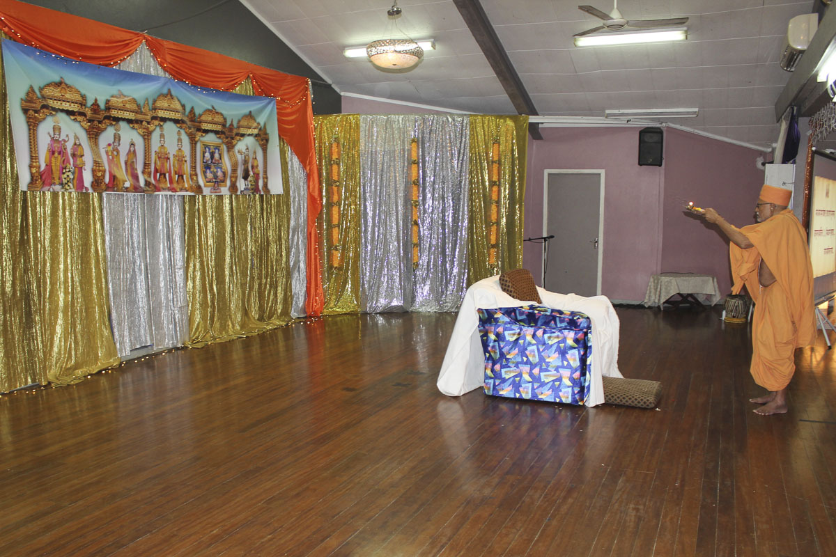 Pujya Kothari Swami performs the arti