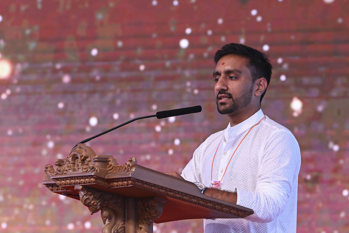 A karyakar addresses the shibir