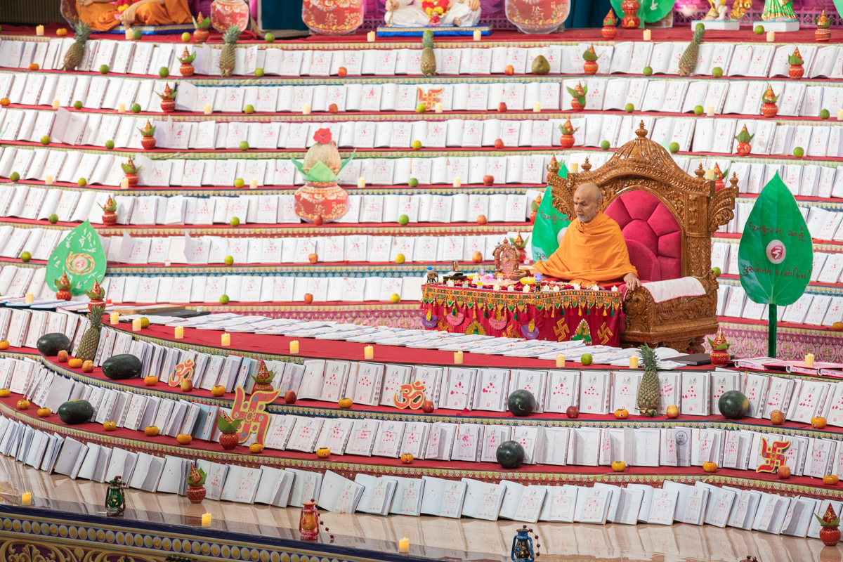 Swamishri performs his daily puja