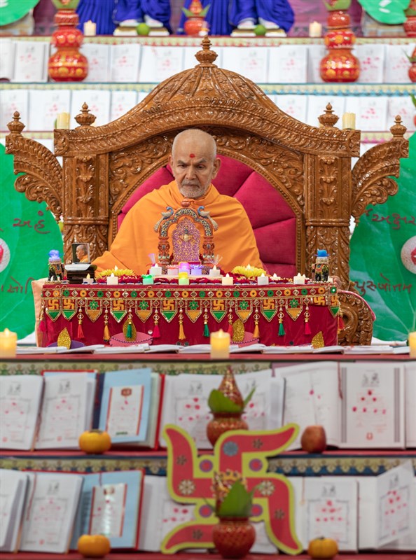 Swamishri performs his daily puja