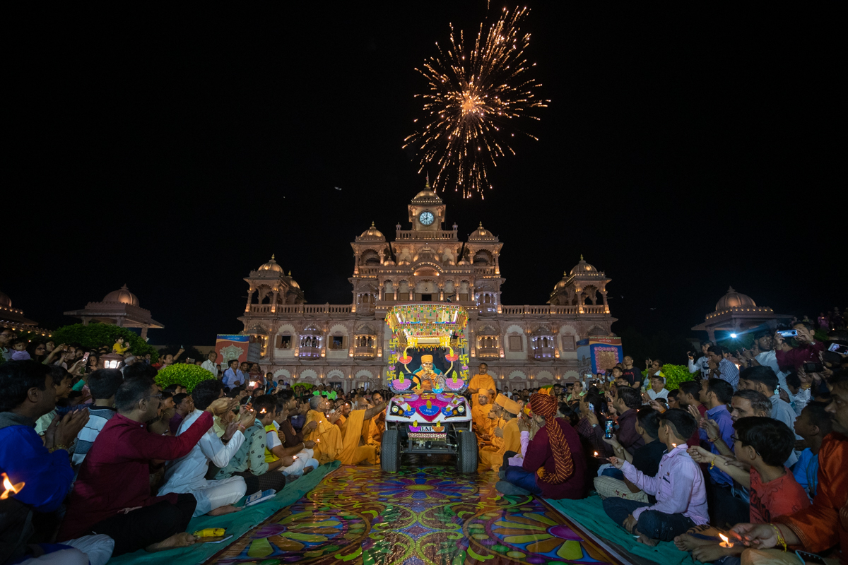 Swamishri and devotees perform the arti