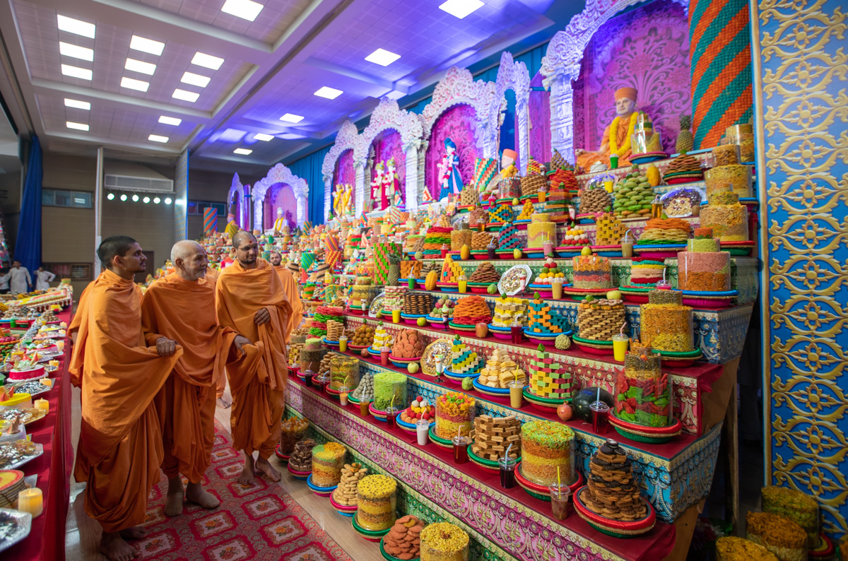 Swamishri observes annakut