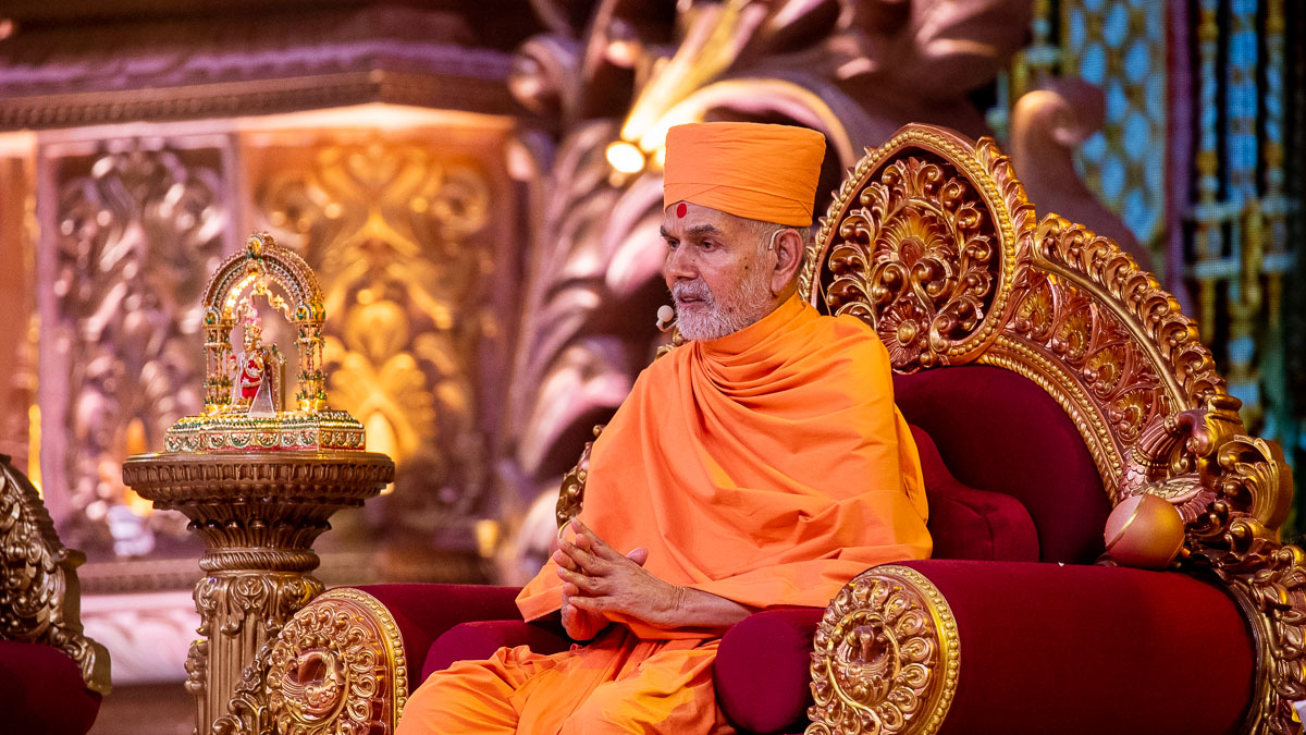 Swamishri blesses the assembly