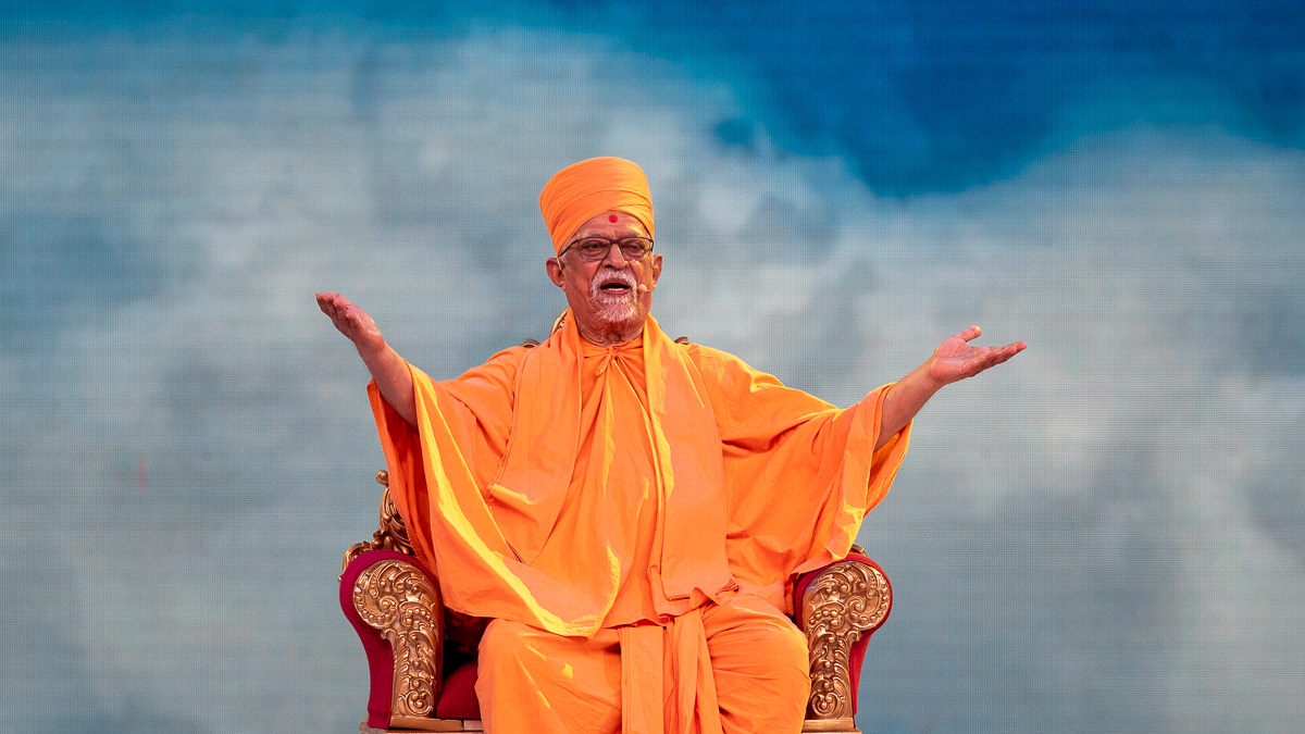 Pujya Doctor Swami addresses the assembly