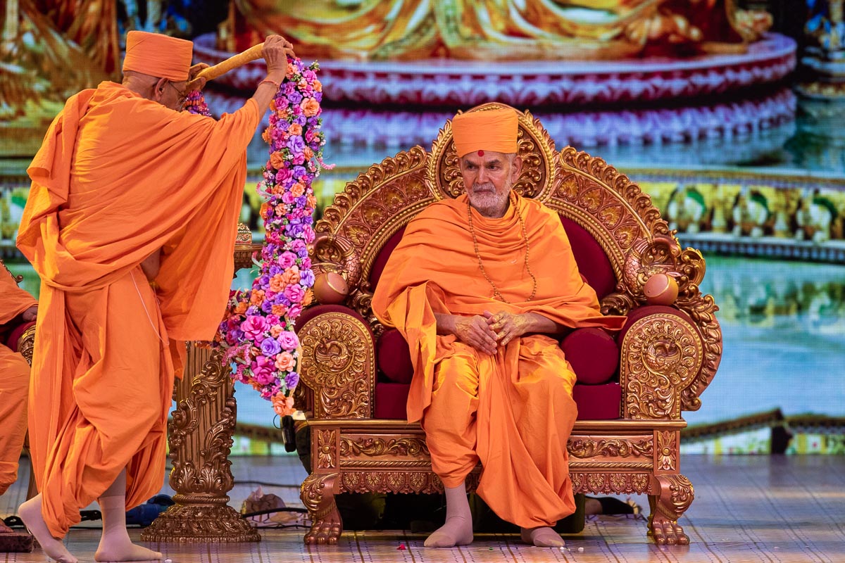Pujya Tyagvallabh Swami honors Swamishri with a garland