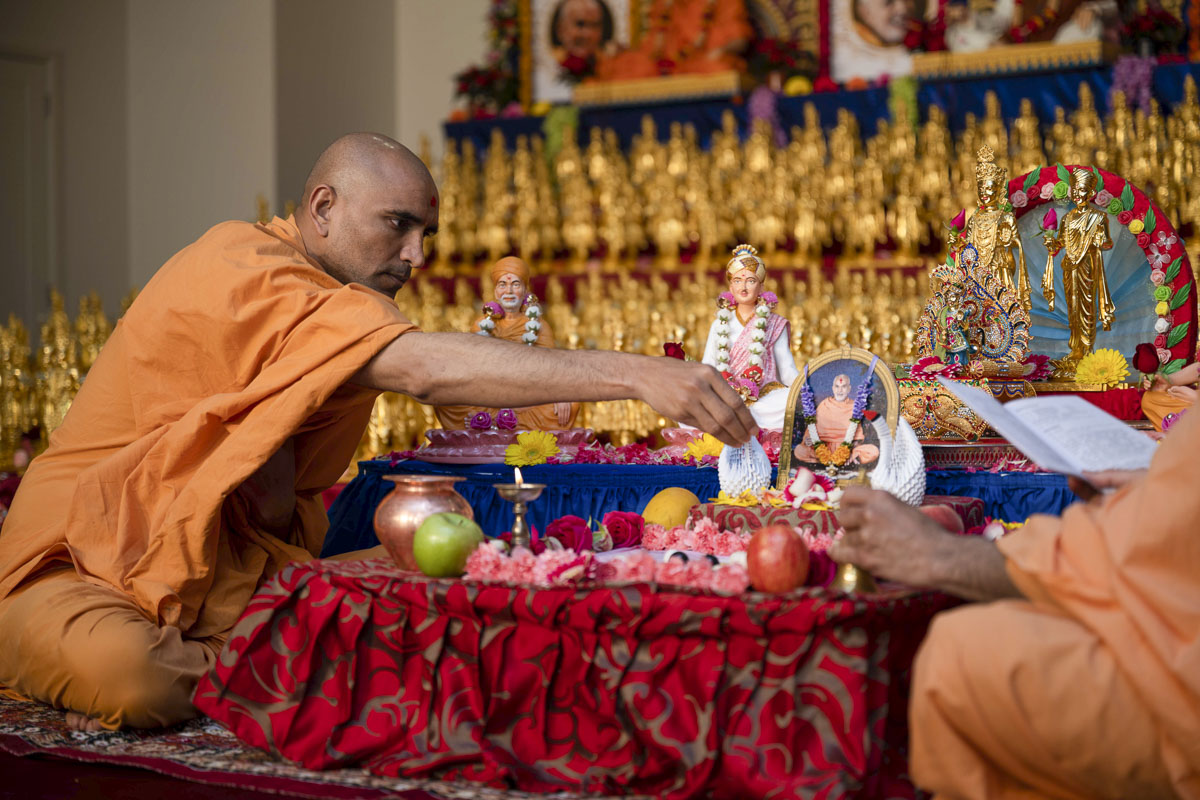Sadhus perform mahapuja rituals, 28 December 200