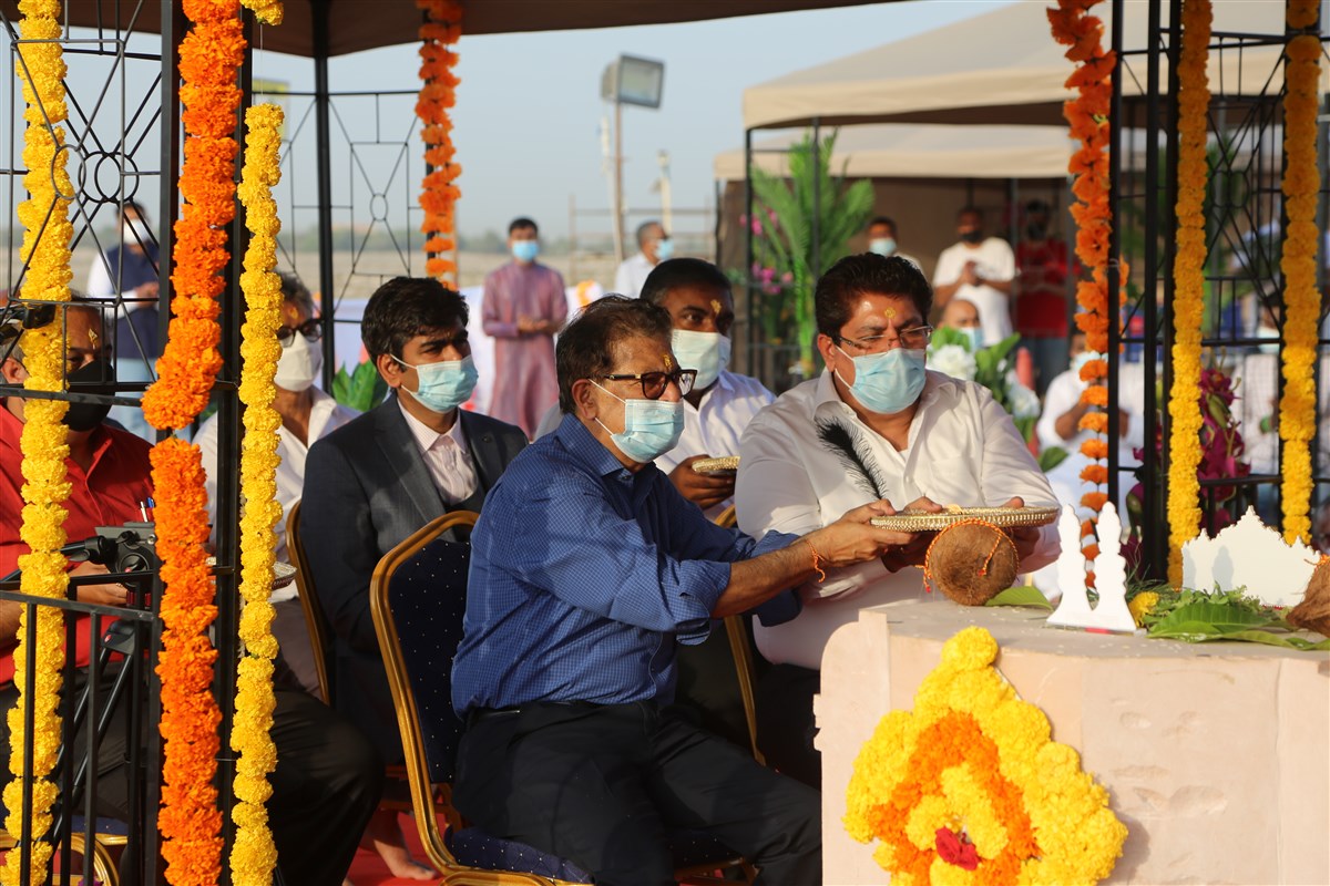 Devotees and well-wishers perform the arti