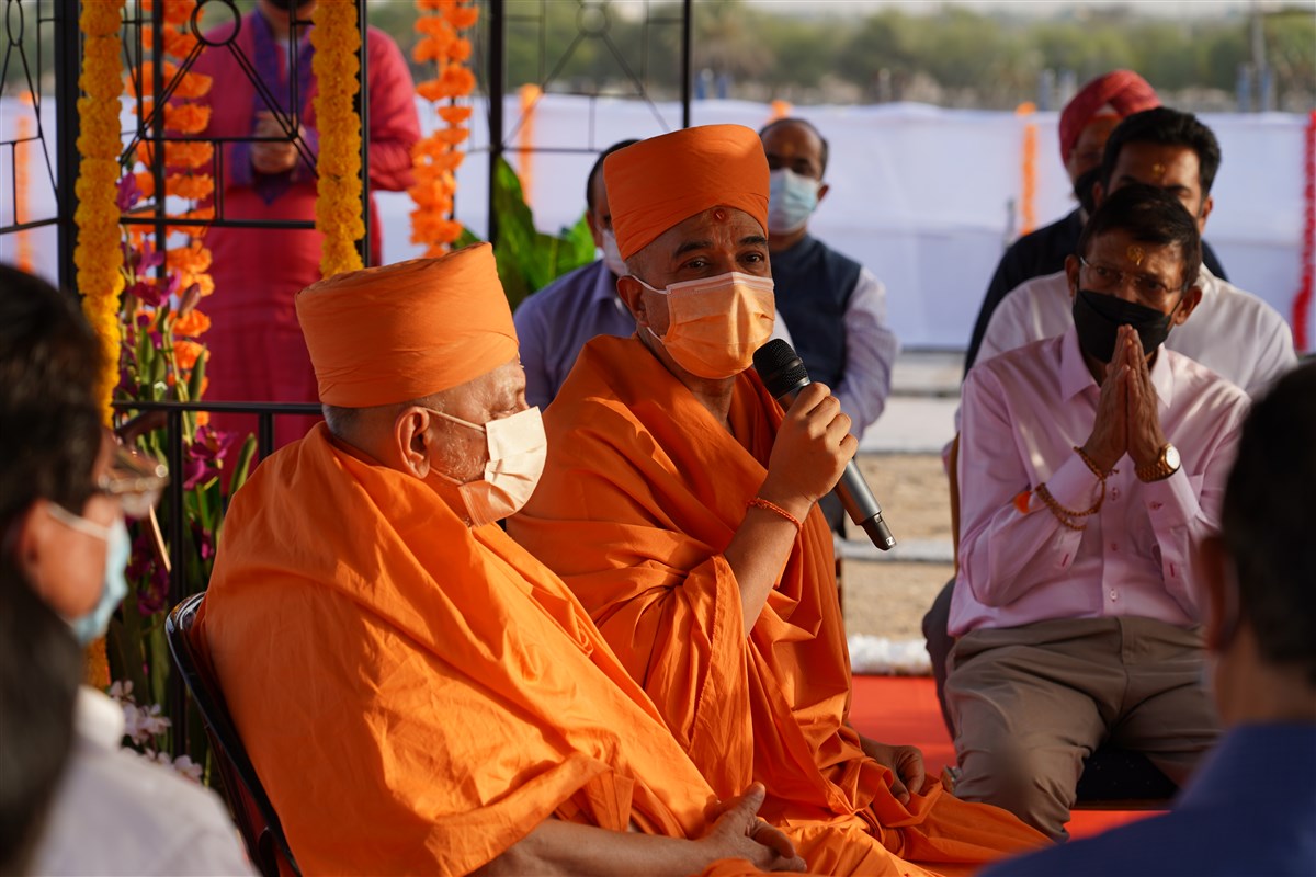 Brahmavihari Swami addresses the assembly