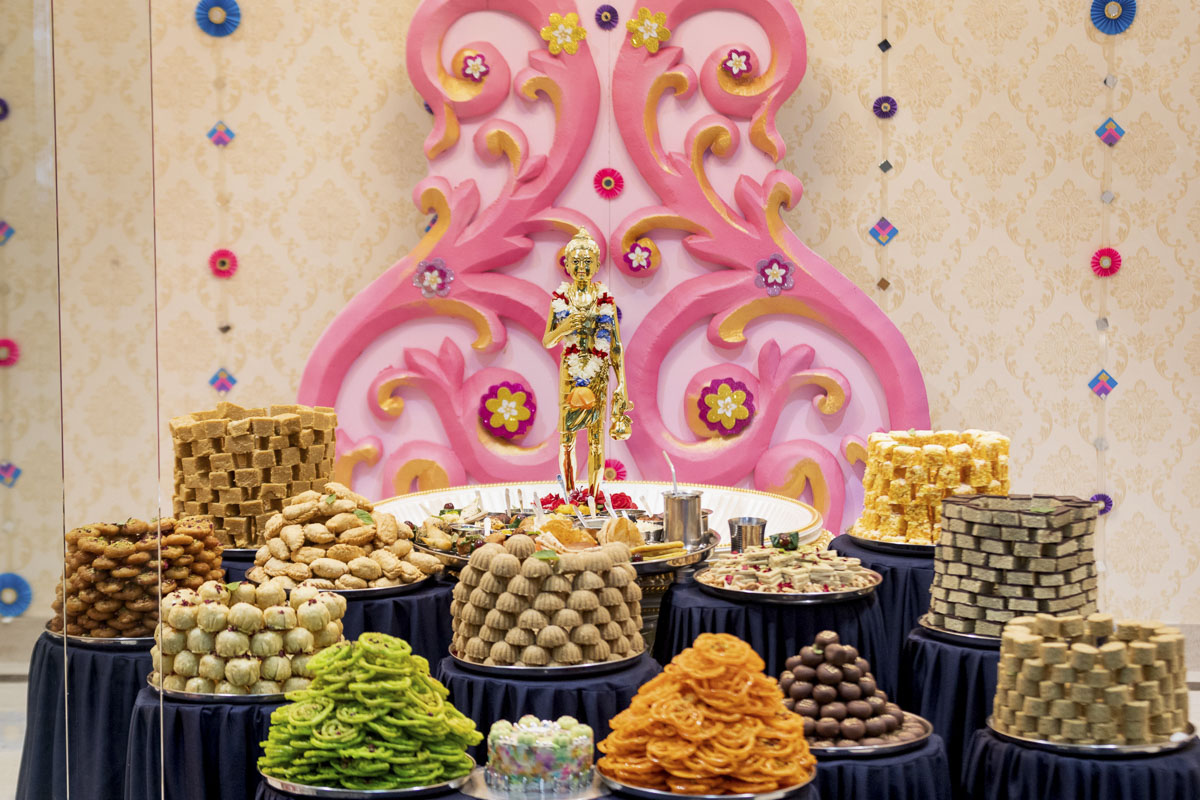 Annakut offered to Shri Nilkanth Varni