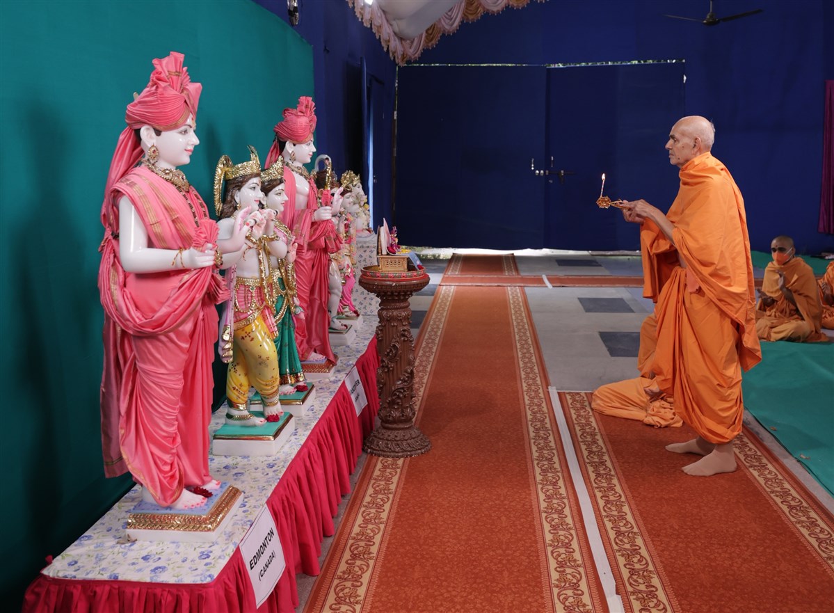 HH Mahant Swami Maharaj Sanctifies Murtis in India