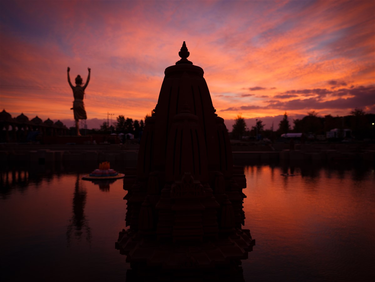<a href='https://download.baps.org/download.php?file=other/Nilkanthvarni4K/BAPSSwaminarayanAkshardham-NJ-TapomurtiShriNilkanthVarni01.jpg' target='blank' style='text-decoration:underline; color:blue;'>Download High Resolution (4K)</a>