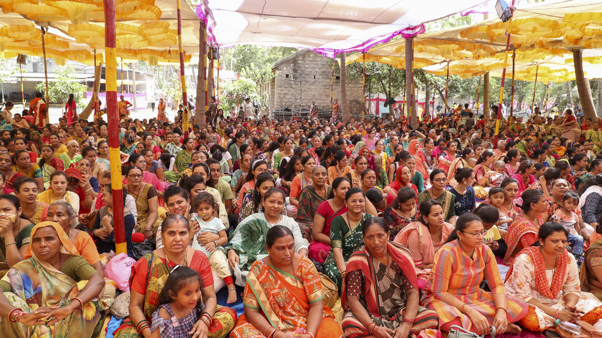 Devotees during the assembly