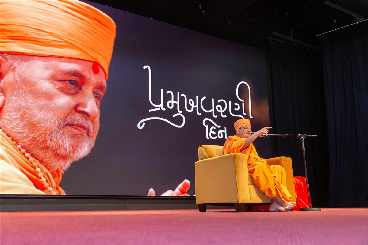 Pujya Bhadreshdas Swami addresses the assembly