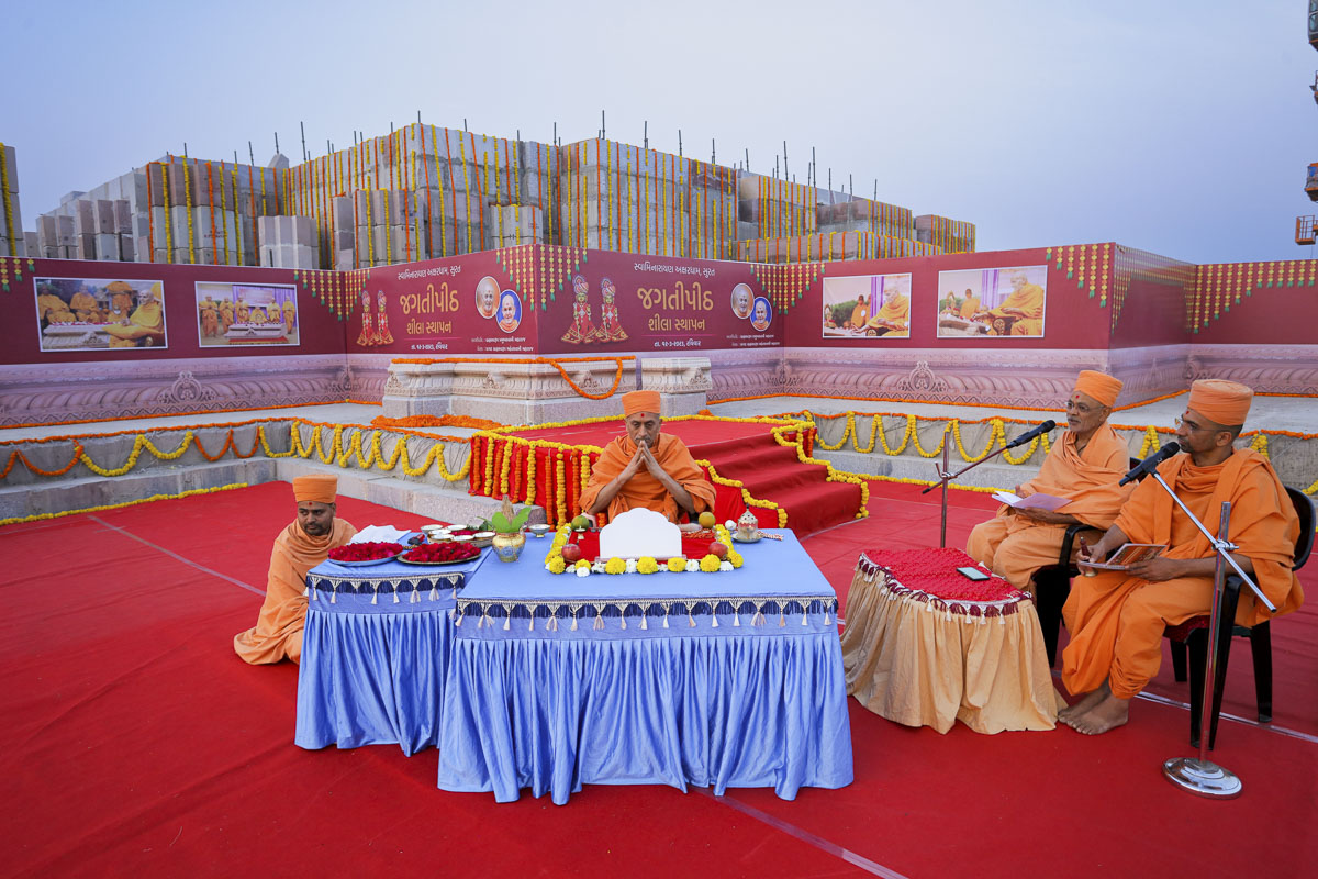 Uttamprakash Swami performs the first jagatipith shila sthapan mahapuja rituals