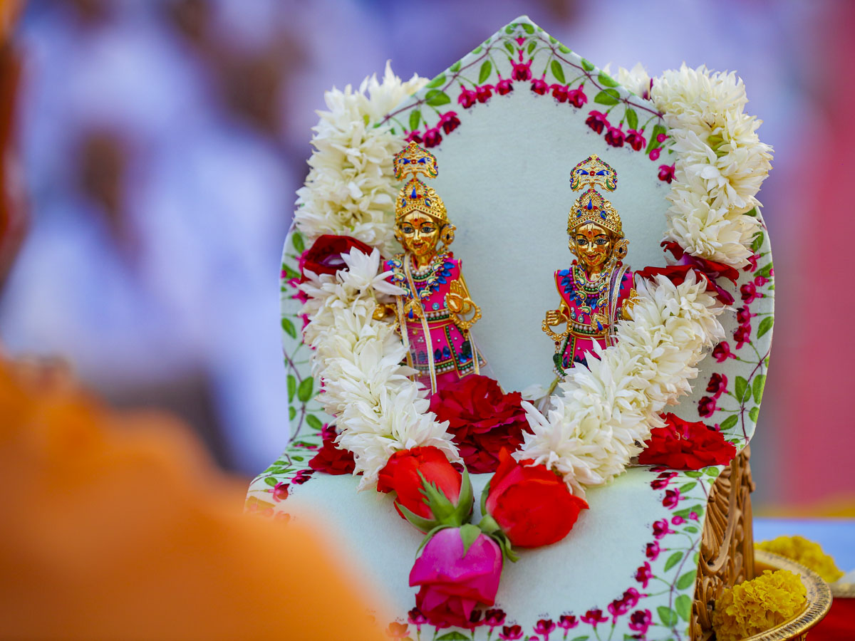 Shri Akshar-Purushottam Maharaj during the mahapuja rituals