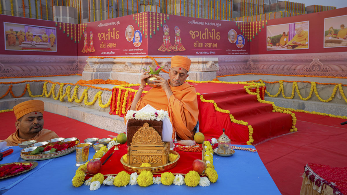 Uttamprakash Swami performs the mahapuja rituals