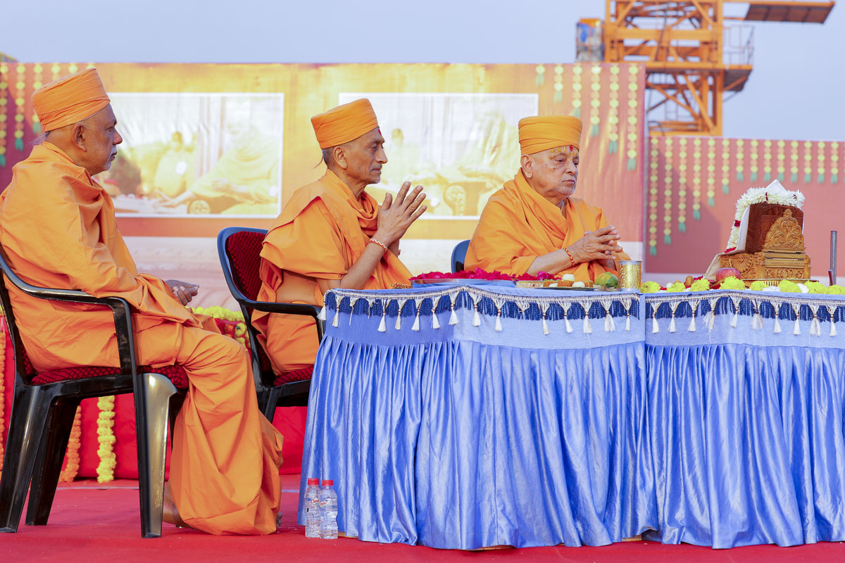 Pujya Ishwarcharan Swami performs the mahapuja rituals