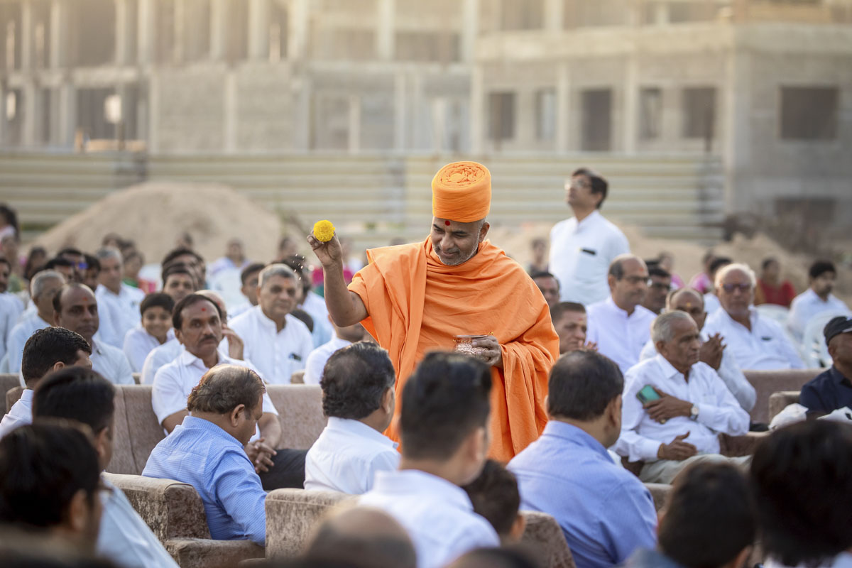 Prabhucharan Swami showers sacred water on devotees