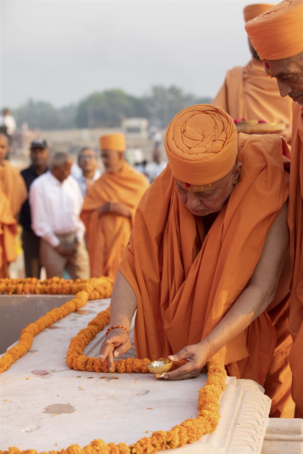 Pujya Ishwarcharan Swami performs pujan of the jagatipith