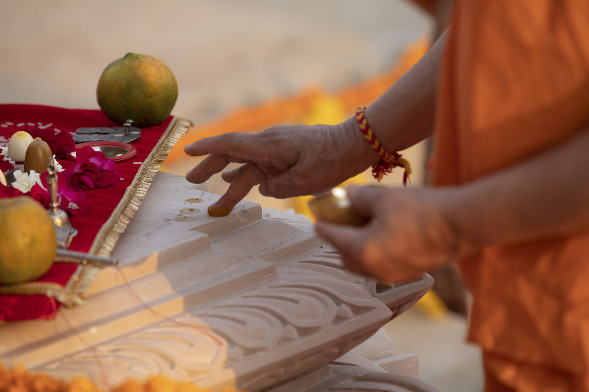 Pujya Ishwarcharan Swami performs pujan of the jagatipith