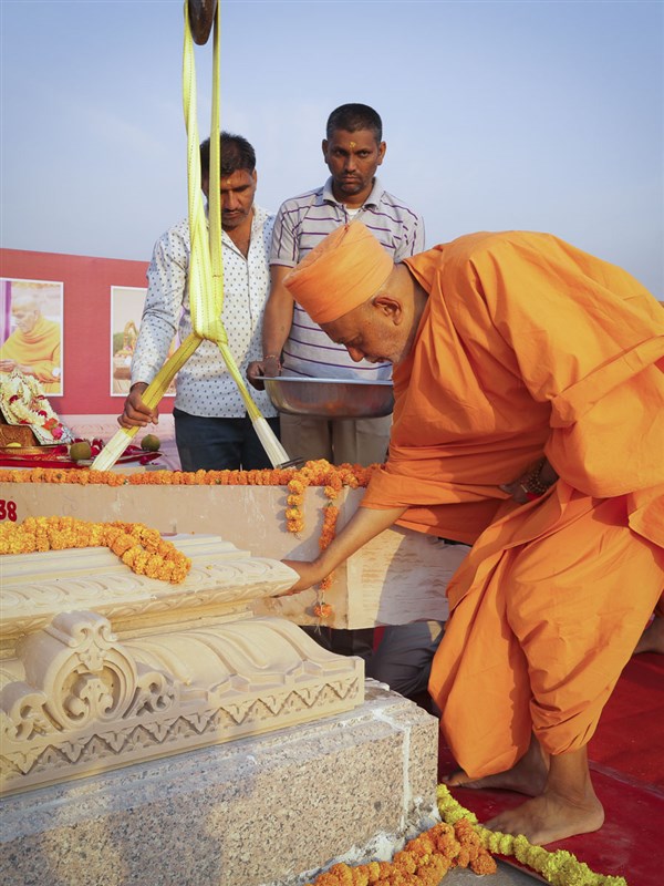 Shrijiswarup Swami performs pujan of the jagatipith